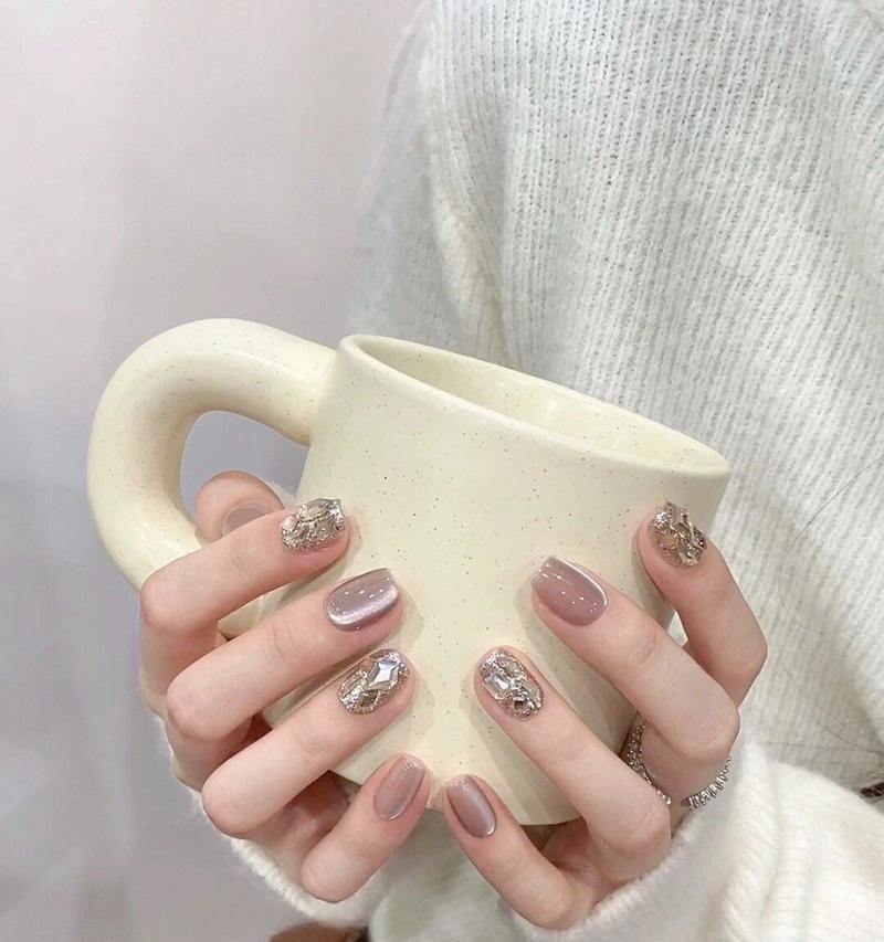 探索香槟金的奢华色彩世界（与黑白相映成趣的香槟金色彩搭配）