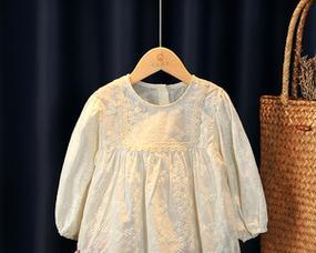 以蓝珍珠打底，为你的妆容增添迷人光彩（蓝珍珠打底，让你的妆容更持久更鲜艳）