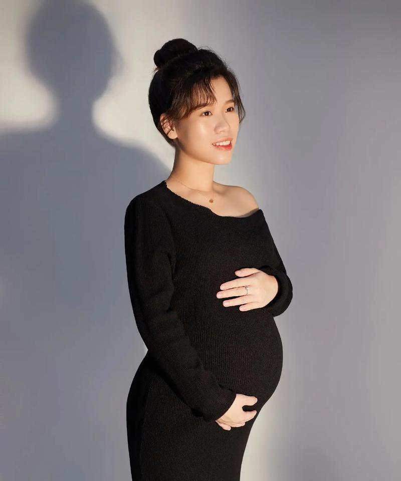 怀孕多久会显肚子？（孕妇肚子显现的时间表）